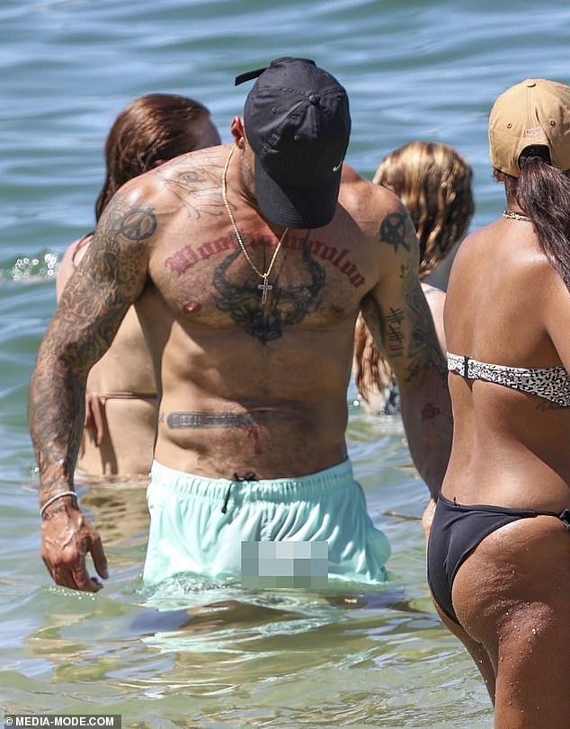 بينما كان الزوجان يخوضان للسباحة في المحيط خلال موجة الحر يوم السبت، لاحظ المجرم الذي تم إصلاحه، 37 عامًا، أن القماش الرديء لشورته الأخضر قد أصبح شفافًا