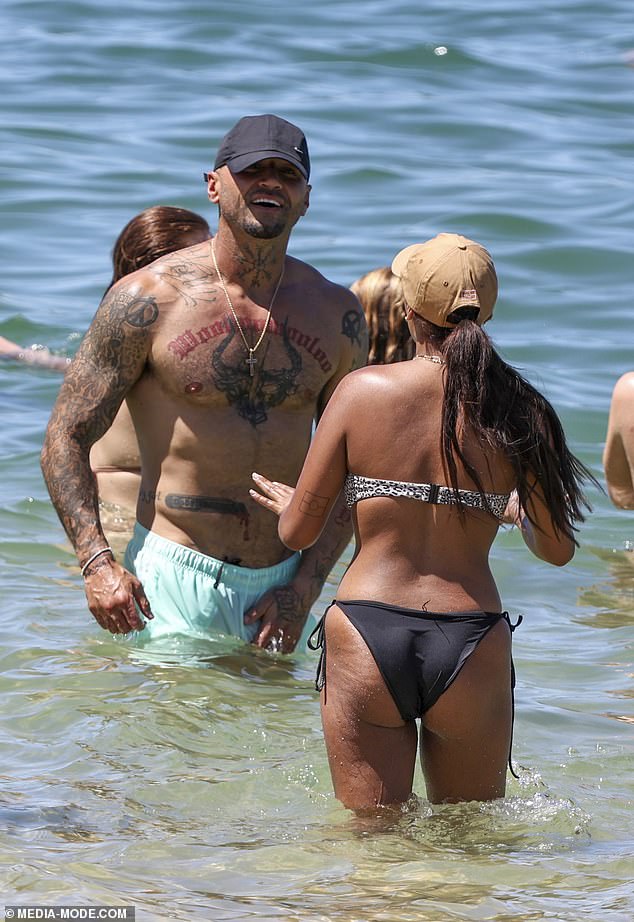 جاءت هذه الرومانسية بعد أسابيع قليلة من انفصاله عن زوجته أنجيلا ماكول، التي دامت عامين، وبعد أشهر قليلة فقط من ولادة ابنهما الثاني.