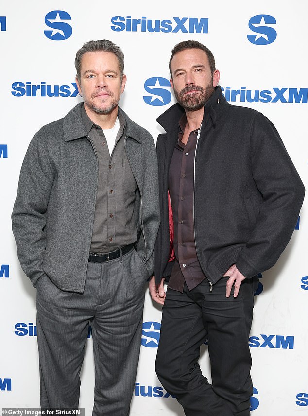 أمضى مات ديمون وبن أفليك ما يقرب من ثلاثة عقود في التنقل بين الشهرة والصداقة وهوليوود جنبًا إلى جنب؛ شوهد في يناير 2026