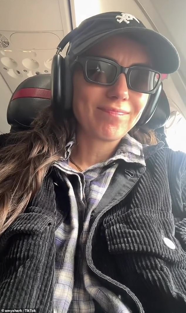 وفي المقطع، شوهدت عضوة لجنة التحكيم الأسترالية البالغة من العمر 39 عامًا - واسمها الحقيقي إيمي لويز بيلينغز - وهي تنفد صبرها بسبب بكاء طفل رضيع يجلس بالقرب منه.