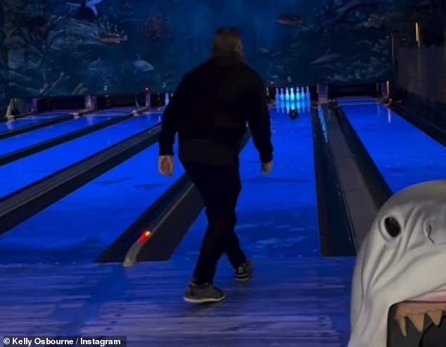 تباهى سيد بمواهبه في البولينج عندما رمى الكرة بقوة وسرعة في الزقاق وأسقط تسعة من دبابيسه العشرة.