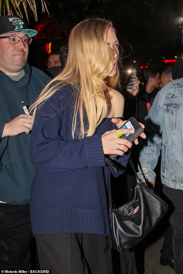 لقد حافظت على راحتها في سترة Reformation Jadey Cashmere ذات الحجم الكبير ذات الرقبة على شكل حرف V والتي تبلغ قيمتها 298 دولارًا والتي سقطت من كتفها.