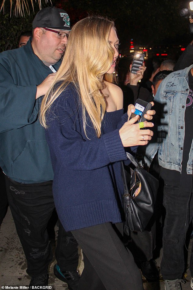 حضرت نجمة Housemaid حفلاً في شاتو مارمونت في لوس أنجلوس بعد حفل توزيع الجوائز المرصع بالنجوم، واستبدلت ثوبها الأبيض المذهل من فيرساتشي بإطلالة غير رسمية.