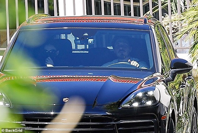 في النزهة البسيطة، أبقت بروكلين الأمور غير رسمية في السراويل القصيرة والأحذية الرياضية بينما ارتدت نيكولا منسقًا أسود وبدا أنها ترتدي قناعًا للوجه.