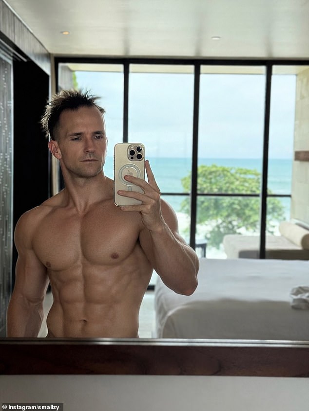 نشر نجم راديو KIIS FM البالغ من العمر 41 عامًا صورة بدون قميص على Instagram هذا الأسبوع حيث كان يمارس رياضة تمزيق العضلات. ومع ذلك، ألمحت الشخصية الإعلامية في قسم التعليقات إلى أن الصورة ربما حصلت على بعض المساعدة من الذكاء الاصطناعي