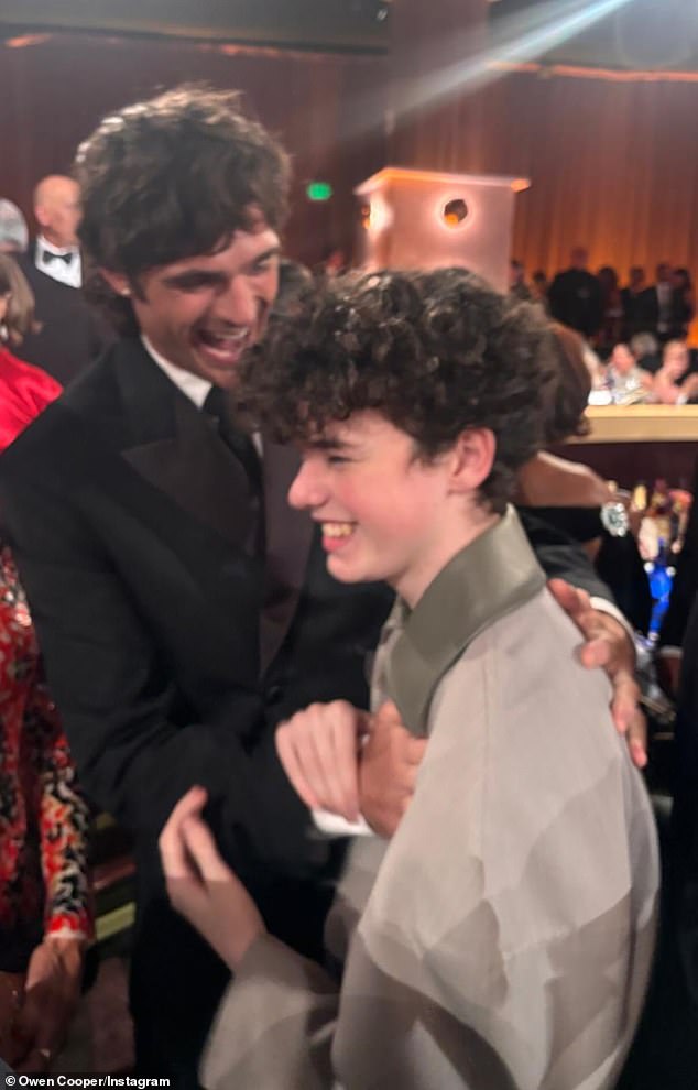 وشهد حفل مساء الأحد أيضًا لم شمل كوبر مع نجمه المشارك في فيلم Wuthering Heights، جاكوب إلوردي، حيث تم التقاط صور لهما وهم يضحكون ويضحكون.