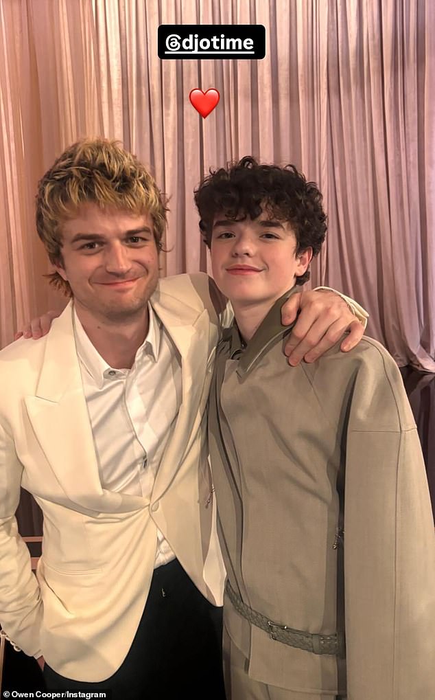 بدا نجم Stranger Things جو كيري أيضًا سعيدًا بتقاطع المسارات مع النجم الصاعد أثناء التقاط الصورة معًا