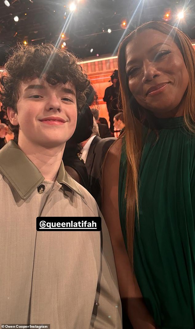 كما قامت الملكة لطيفة بالتقاط صورة مع أوين في حفل توزيع الجوائز في لوس أنجلوس