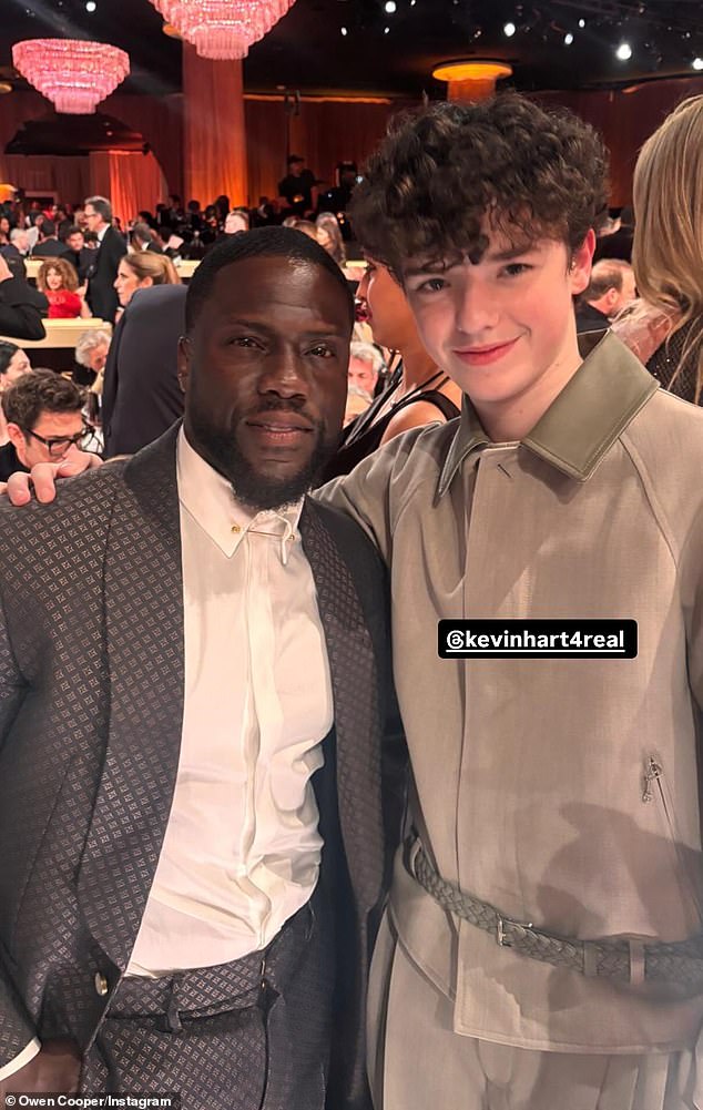 كما التقط صورة مع الممثل كيفن كارت عندما التقيا لأول مرة في هذا الحدث