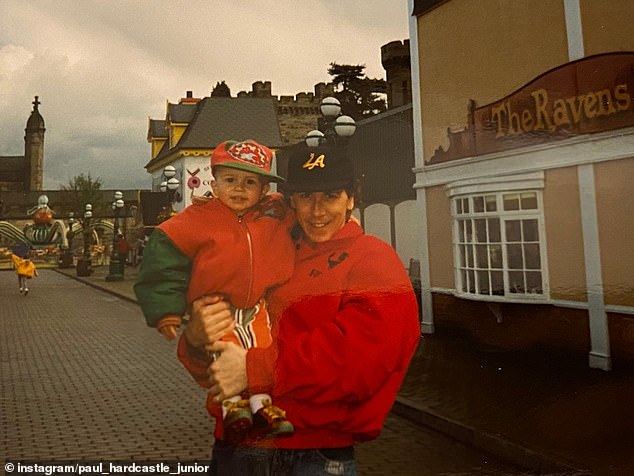 بول الأب مع ابنه الراحل في صورة الطفولة