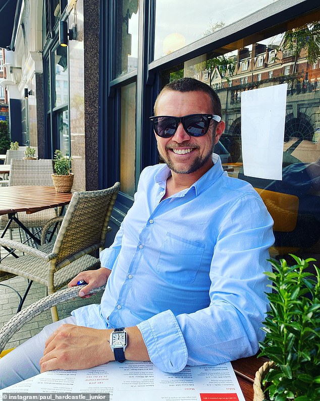 وكتب المغني والملحن والمنتج: 