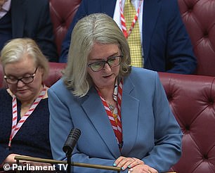 وشوهد النائب العمالي السابق في صندوق الإرسال بمجلس اللوردات يوم الاثنين وهو يلوح بالجوهرة المتلألئة