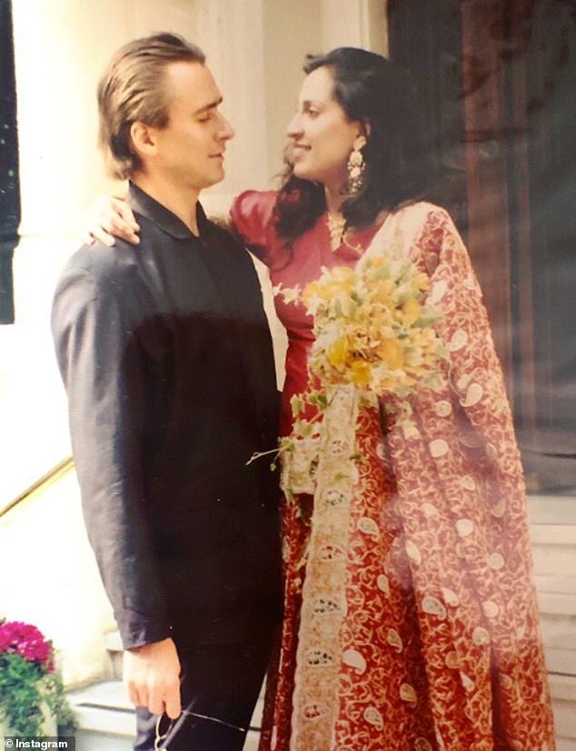 تم تصوير ماركوس مع زوجته الراحلة هوما في يوم زفافهما