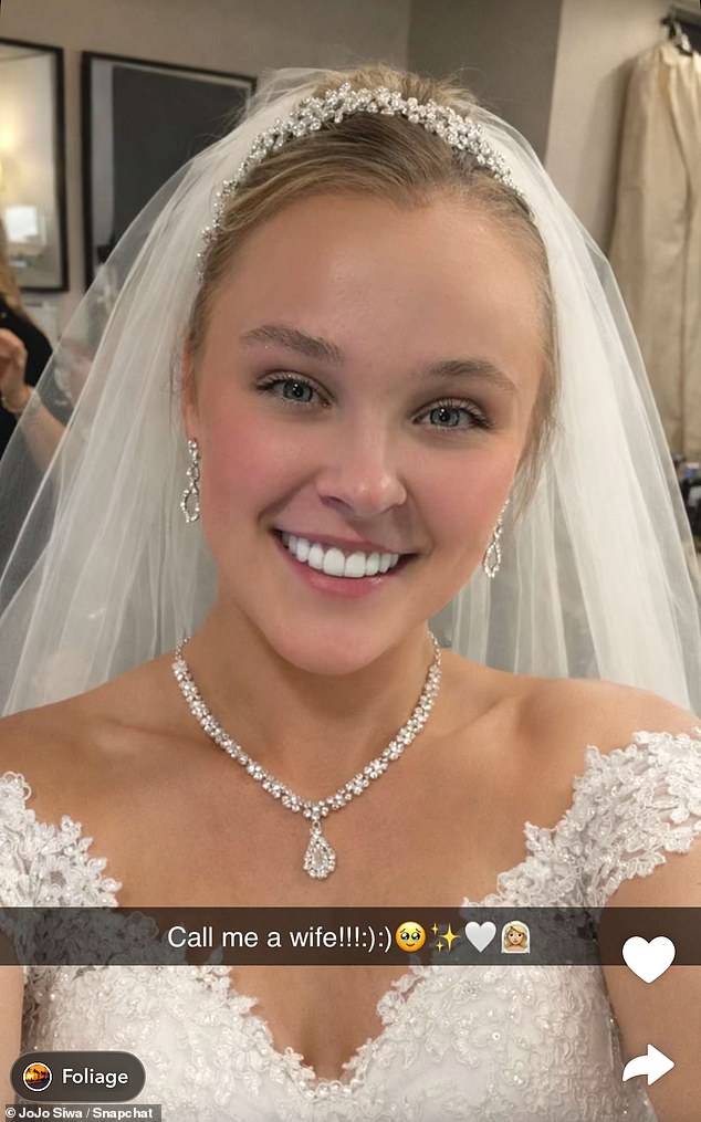 سبق أن أوضحت نجمة تلفزيون الواقع نواياها تجاه كريس من خلال نشر صورة تم إنشاؤها باستخدام الذكاء الاصطناعي لنفسها وهي ترتدي فستان زفاف وحجابًا.