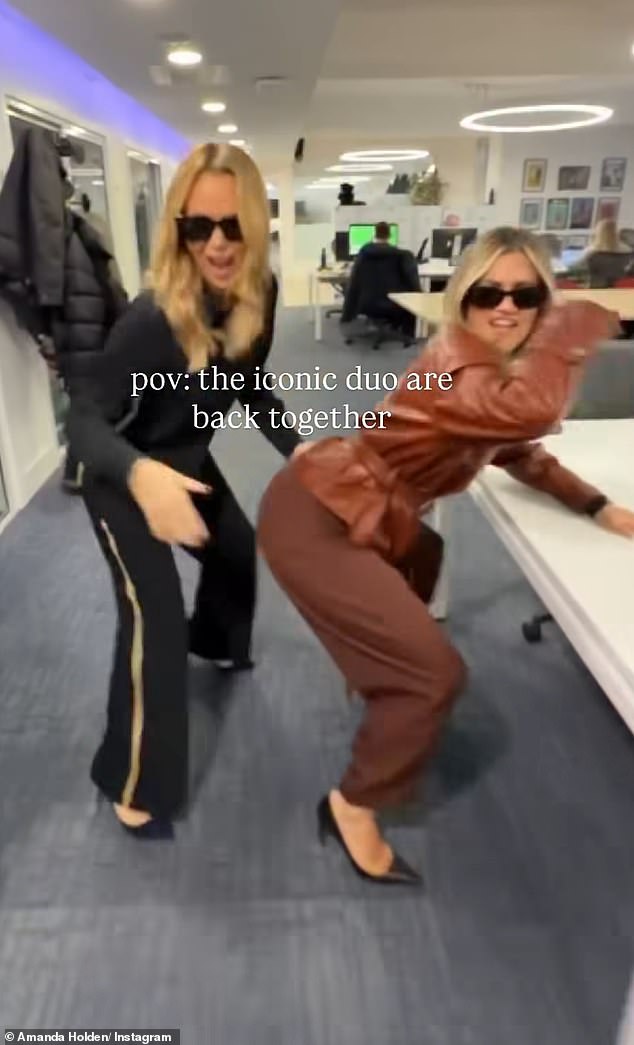 عادت المذيعة، البالغة من العمر 54 عامًا، ومضيفها المشارك، البالغ من العمر 44 عامًا، إلى استوديو Heart FM بشكل فوضوي أثناء رقصهما حول المكتب على أنغام Cardi B.