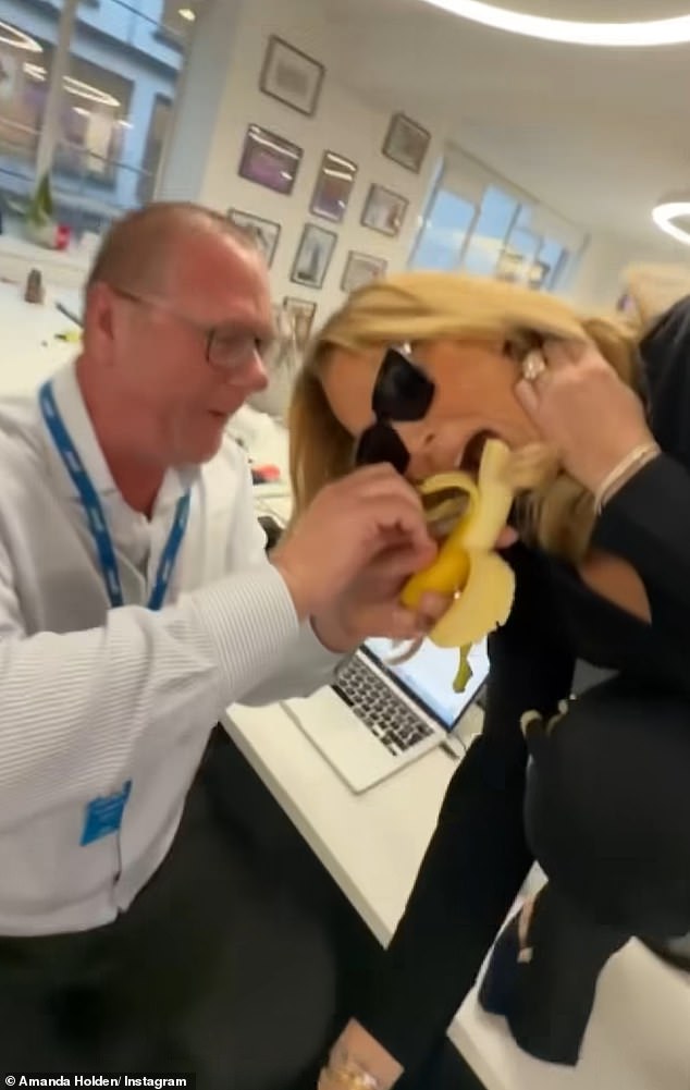 ثم قفزت فوق مكتب أحد زملائها وأخذت قضمة من الموز قبل أن تنفجر في نوبة من الضحك