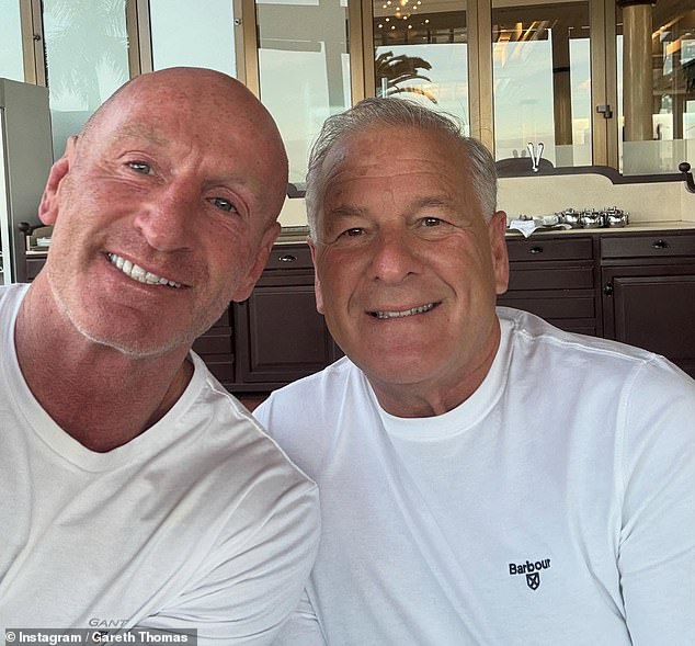 في يونيو، احتفل أسطورة الرجبي بالذكرى السنوية الثامنة لزواجه مع زوجها من خلال تحية مؤثرة على إنستغرام