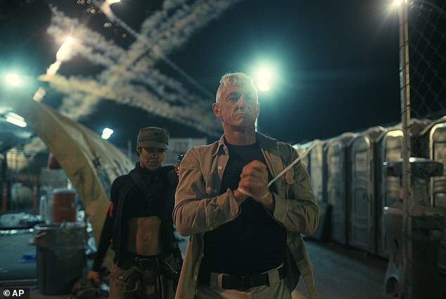 خلال محادثتها الأخيرة مع فانيتي فير، فكرت تايلور في لعب دور بيرفيديا في فيلم الحركة الكوميدية؛ رأينا أعلاه في معركة واحدة تلو الأخرى مع زميله شون بن