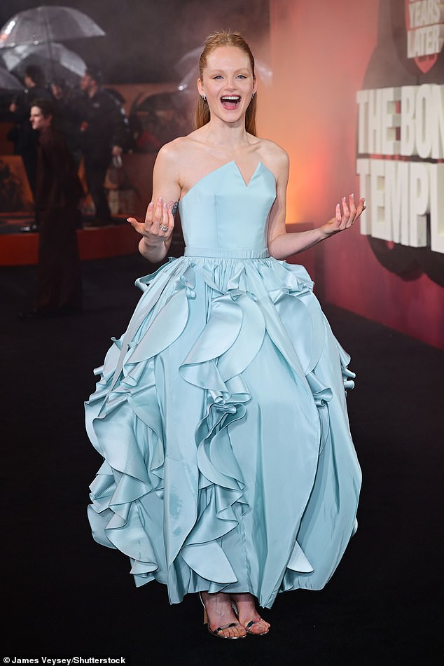 بينما كان النجوم يقاومون الطقس الرطب في العرض الأول، كانت إيما في حالة معنوية عالية على الرغم من المطر