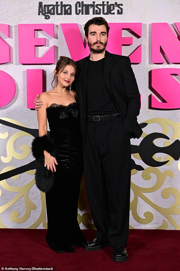 التقطت ميا صورًا على السجادة الحمراء مع نجمة الملكة شارلوت: قصة بريدجيرتون، كوري ميلكريست، الذي يلعب دور جيري ويد في فيلم أجاثا كريستي المقتبس من Netflix.