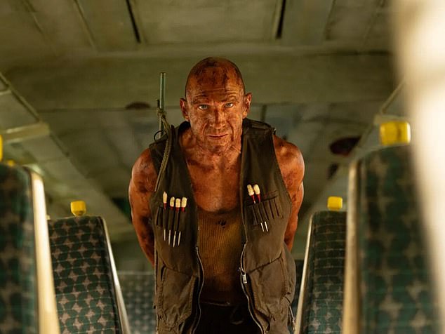 السير جيمي (الذي يلعب دوره جاك أوكونيل) هو زعيم طائفة شريرة تُعرف باسم The Jimmys، بينما يعود رالف فينيس أيضًا بدور الدكتور إيان كيلسون (في الصورة).