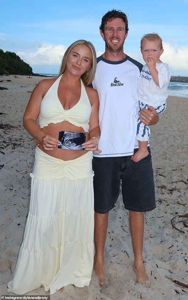 وأظهرت جيني، البالغة من العمر 28 عامًا، نتوء طفلها المتنامي في بلوزة ذات رقبة رسن مع تنورة طويلة ليمونية.