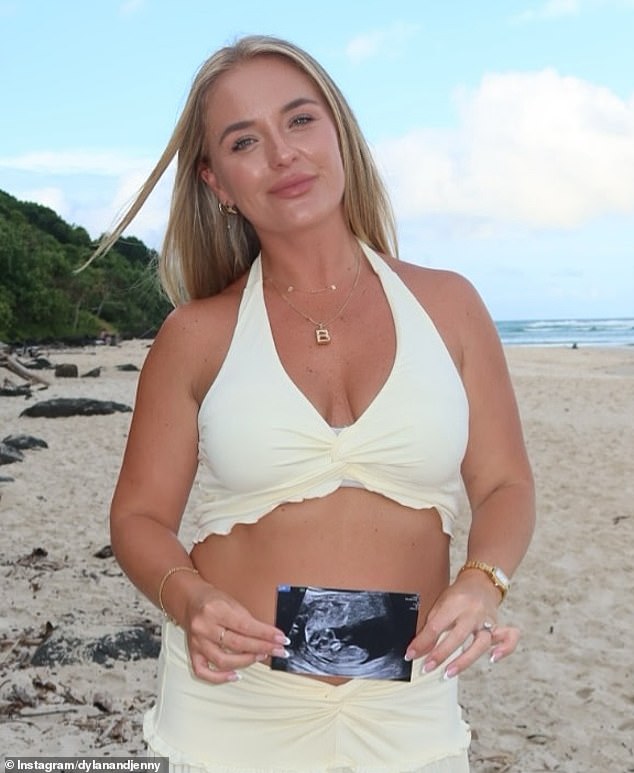 انتقل الزوجان إلى Instagram للإعلان عن الأخبار السعيدة، حيث شاركا جلسة تصوير جميلة على الشاطئ