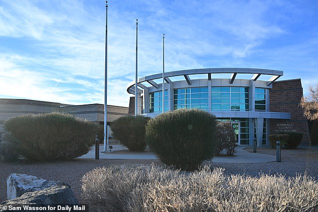 تم حبس نجم الجناح الغربي تيموثي بوسفيلد طوال الأسبوع في مركز احتجاز متروبوليتان، وهو محصور في وحدة الإسكان المقيدة بالسجن، المخصصة للنزلاء الذين يحتاجون إلى حماية إضافية.