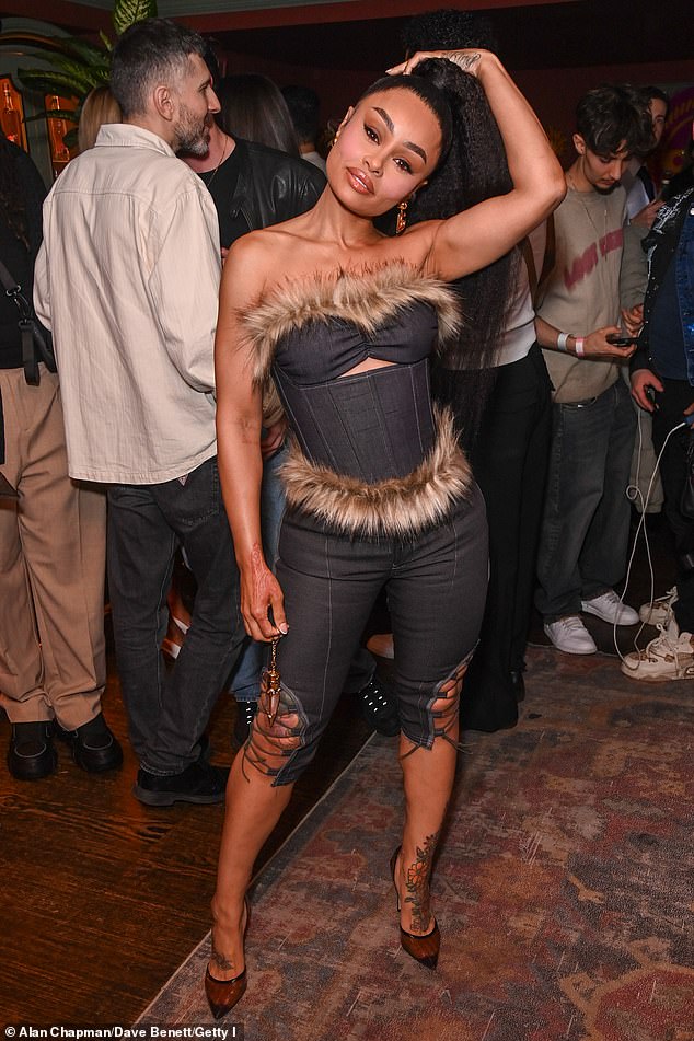 ادعت شينا، واسمها الحقيقي أنجيلا رينيه وايت، في الوثائق القانونية التي قدمتها أن بعض الإجراءات العدوانية التي اتخذتها ضد توين هيكتور في حالات مختلفة كانت كوسيلة للدفاع عن النفس، وهو ما يعترض عليه.