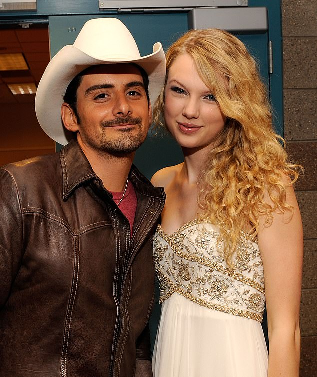 تتمتع Swift بعلاقة وثيقة مع Paisley حيث أن صانع الأغاني البالغ من العمر 53 عامًا قد فتح له Swift في جولته عام 2007 في بداية حياتها المهنية. شوهد بيزلي وسويفت في عام 2008