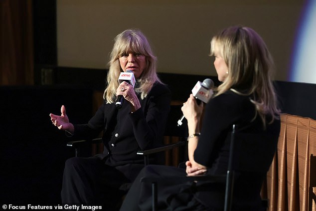 في الفيلم الجديد، تلعب كيت وشريكها هيو جاكمان دور الزوج والزوجة الحقيقيين، مايك وكلير ساردينا - مقلدان لشخصية نيل دايموند ومقرهما ميلووكي يُطلق عليهما اسم Lightning And Thunder.