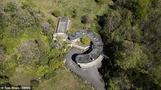 اشترى الممثل في الأصل منزل Templecombe House المميز للغاية على طراز آرت ديكو (في الصورة) في ضواحي هينلي أون تيمز مقابل 8 ملايين جنيه إسترليني في عام 2020