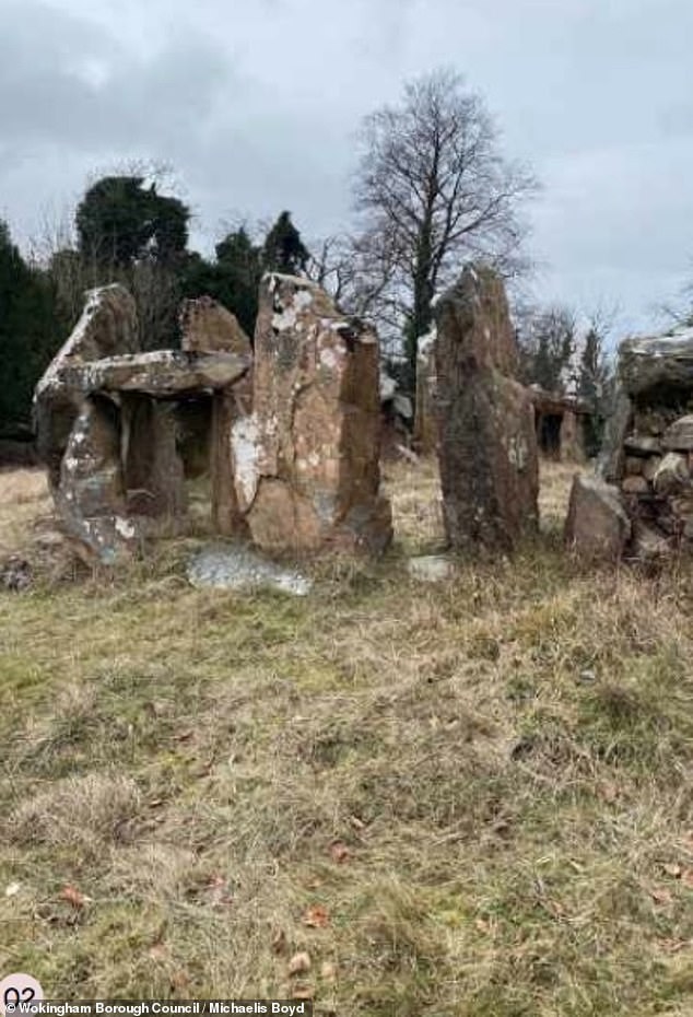 يتميز الموقع الريفي بدائرة كاهن من عصور ما قبل التاريخ داخل أراضيه المترامية الأطراف (في الصورة)