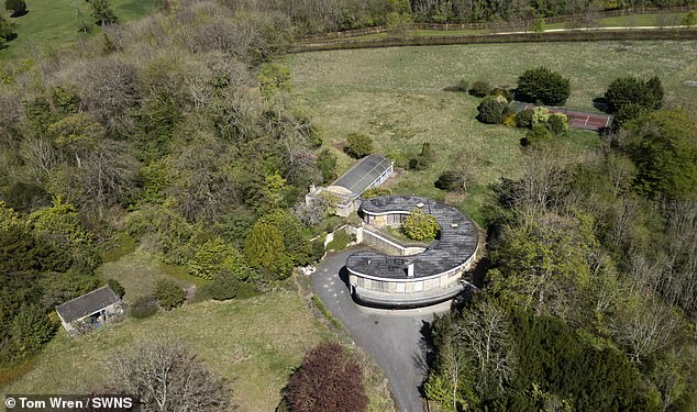 كان الممثل الكوميدي والممثل البريطاني قد خطط لاستبدال الهيكل بكومة من ست غرف نوم مع حوض سباحة ومنتجع صحي