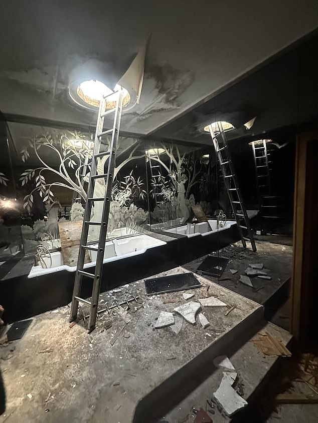 على الرغم من حصوله على إذن التخطيط في عام 2023، ظل منزله المترامي الأطراف على شكل حدوة حصان فارغًا ومهجورًا - وهدفًا شائعًا للمخربين المحليين