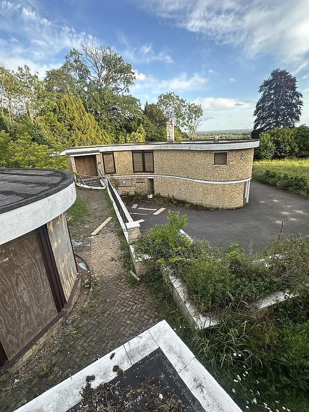 تم بناء المنزل الريفي الأصلي في عام 1869، ويعتقد أنه تم استخدامه كمدرسة داخلية من عام 1948 حتى تم هدمه واستبداله بالمنزل الحالي في عام 1961.