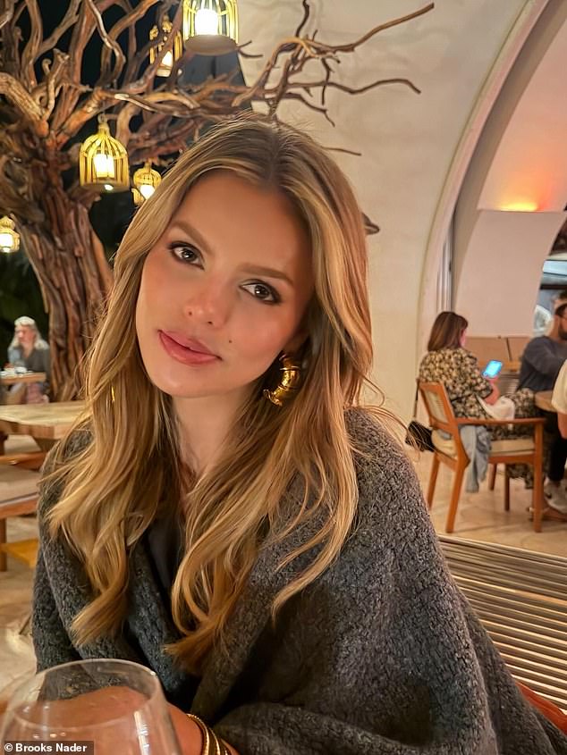 خلال عشاء فاخر، ارتدت بروكس سترة رمادية وأقراط ذهبية كبيرة وأظهرت نتائج إزالة حشو الشفاه.