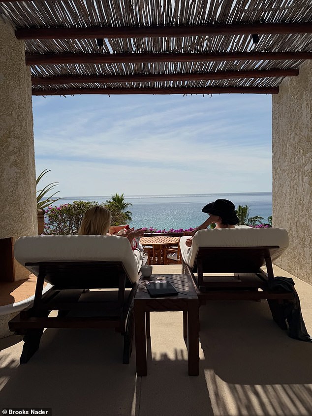 شوهدت الأخت وهي تتحدث بعيدًا وتطل على المحيط