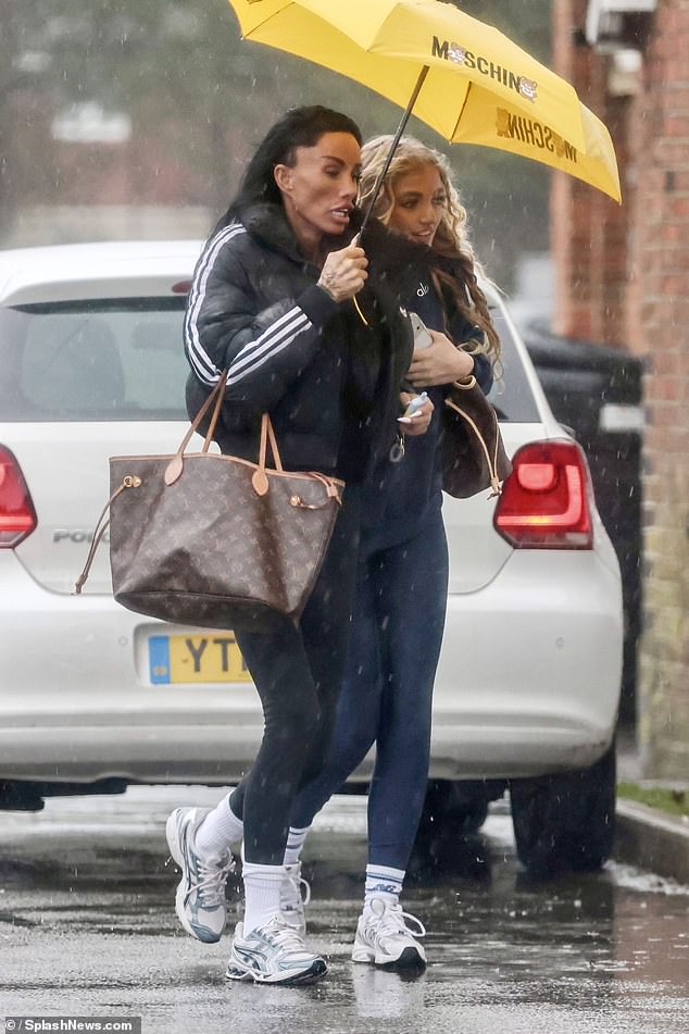 أوضح أحد المصادر الآن أن مشاركة كاتي في المسلسل الثاني لن تكون بدوام كامل لكنها ستظل مرئية للمشاهدين