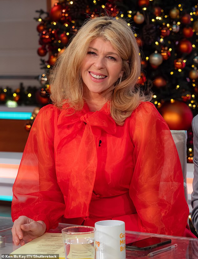 ولجأت المذيعة التلفزيونية البالغة من العمر 58 عاما، إلى حسابها على إنستغرام يوم الأربعاء لتكشف عن ابتسامتها الملتوية للجماهير، حيث أوضحت أن كارثة الأسنان كانت نتيجة اصطدامها بنافذة سيارة أجرة (في الصورة بابتسامتها المعتادة الشهر الماضي).