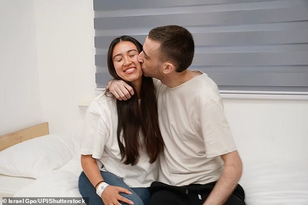 احتجزت حماس أرغاماني لمدة 245 يومًا قبل إطلاق سراحها في 8 يونيو/حزيران 2024. وظل شريكها أور 738 يومًا في الأسر وتم إطلاق سراحه في أكتوبر/تشرين الأول 2025.