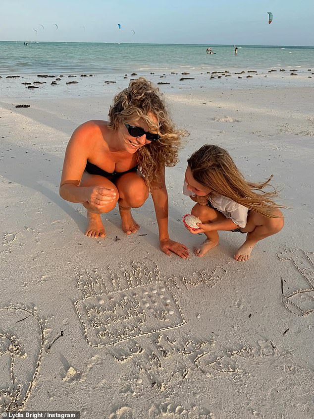 وشوهدت ليديا أيضًا وهي ترتدي ملابس السباحة وهي ترسم الصور على الرمال على الشاطئ مع ابنتها لوريتا روز