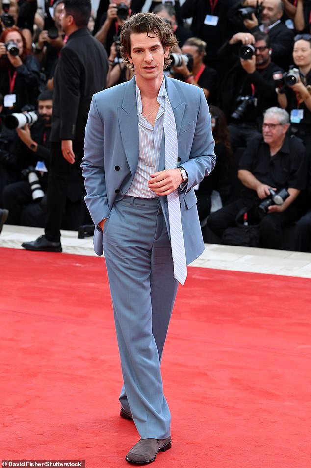 كما كان لديه تجعيدات أطول مع تسريحة شعر فوضوية عن عمد في مهرجان البندقية السينمائي الدولي في أغسطس الماضي، لكنه لم يصبغ شعره بعد. أثناء حضوره بعد الرومانسية مع باربارو