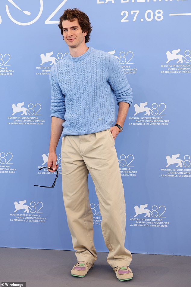 في الصيف الماضي، بدأ عملية تغيير تسريحة شعره المميزة حيث أظهر تجعيداته بعد أن ترك شعره ينمو لفترة أطول مما كان عليه في الماضي؛ الصورة في أغسطس 2025