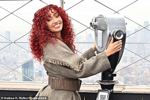 وبدت المغنية في حالة معنوية جيدة أثناء وقوفها على سطح المراقبة في مبنى إمباير ستيت