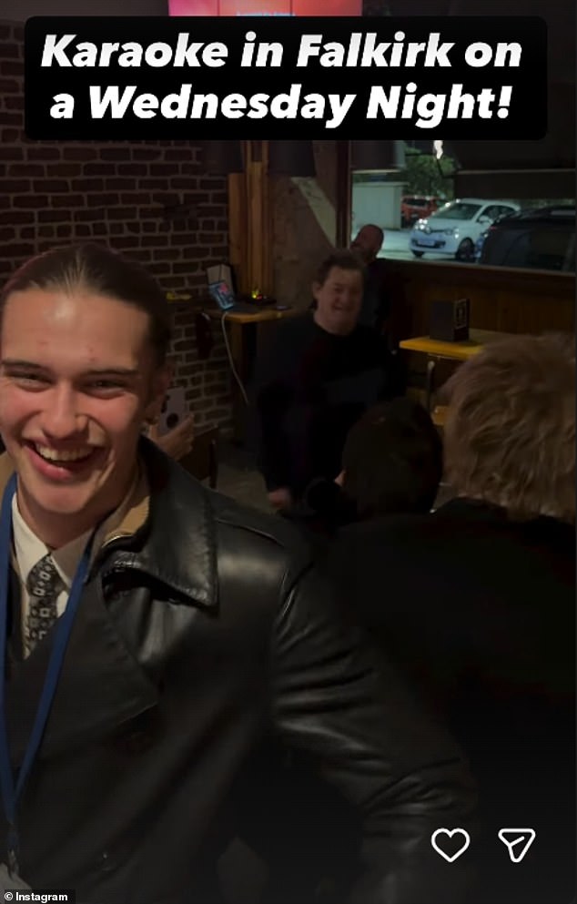 وانضم إليه ابنه أليستر، 20 عامًا، الذي يتقاسمه مع زوجته بيني