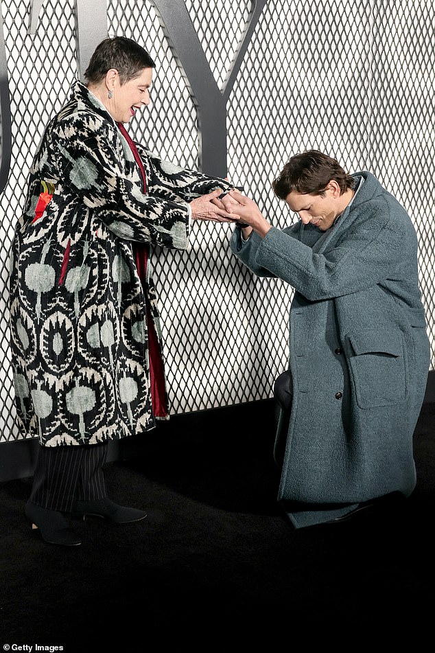 وفي لحظة ما، ركع كوتشر على ركبتيه وانحنى لروسيليني