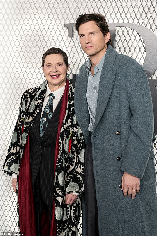 جمال Blue Velvet، البالغ من العمر 73 عامًا، لفت الأنظار بمظهر منقوش للغاية