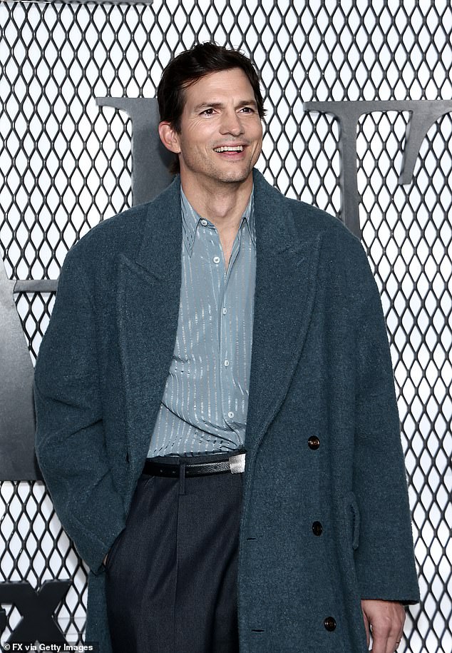 وبدا الممثل البالغ من العمر 47 عاماً أنيقاً في هذا الحدث