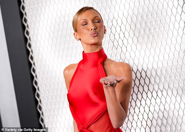 وأرسلت حديد القبلات أمام الكاميرات